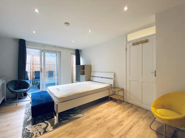 🛀 Huge Ensuite Room + Garden Just 4U! 🏡 Pet Ok 🐾 Main Photo
