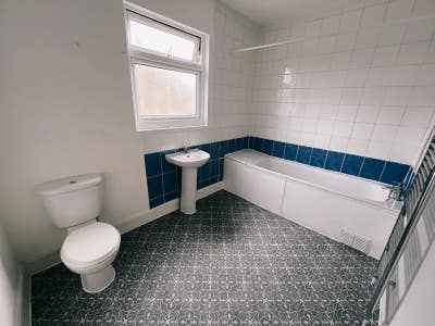 Modern 2-Bed Apartment to Let in Enfield Main Photo