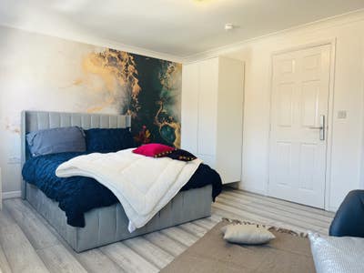 Furnished | Double Ensuite - Kitchenette | Parking Main Photo