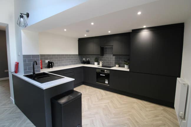 Superbly presented rooms in shared house.  Main Photo