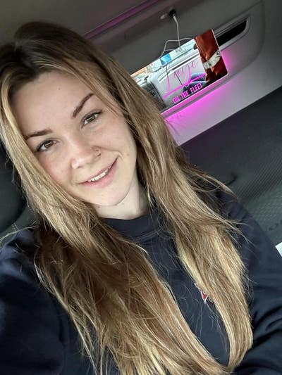 33yr old professional female with 2 Cats Main Photo