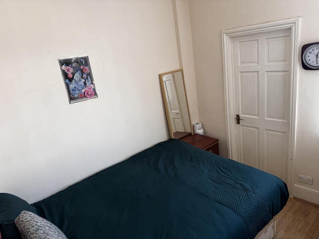 Lovely small double with en-suite for rent Main Photo