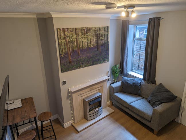 4 Bed Near Royal Stoke Hospital & Keele Uni Main Photo