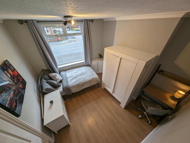 4 Bed Near Royal Stoke Hospital & Keele Uni Main Photo