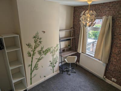 4 Bed Near Royal Stoke Hospital & Keele Uni Main Photo