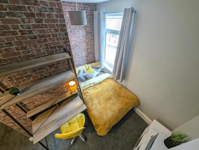 4 Bed Near Royal Stoke Hospital & Keele Uni Main Photo