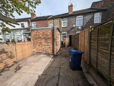 4 Bed Near Royal Stoke Hospital & Keele Uni Main Photo