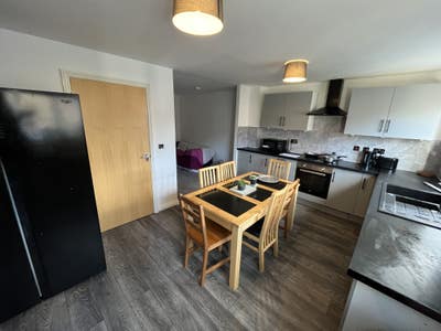Beautiful house En-Suite & Double Rooms available  Main Photo