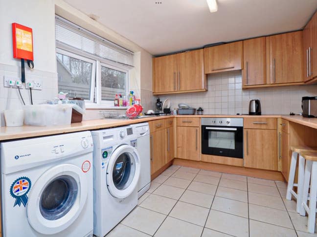  Minutes Walking distance to Newport City Centre Main Photo