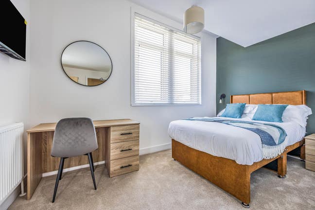 First Months Rent %50 off-1 Spacious Ensuite Left Main Photo