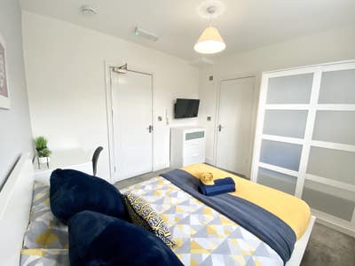 🌟Modern En-Suite Room with parking Central 🌟 Main Photo