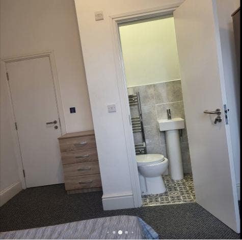 Double Ensuite Room in a Shared House- Victoria Rd Main Photo