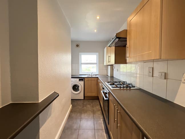 Newly Decorated Large Studio in SE25 Main Photo