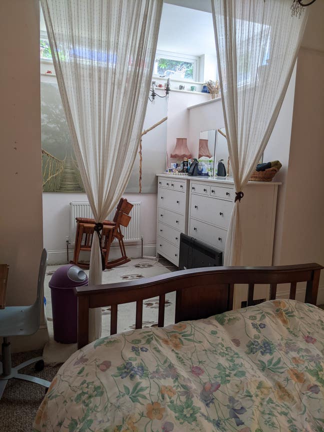 Central large room, bills included Main Photo