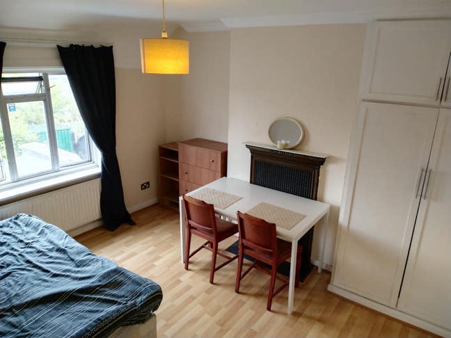 2 Large rooms available Main Photo