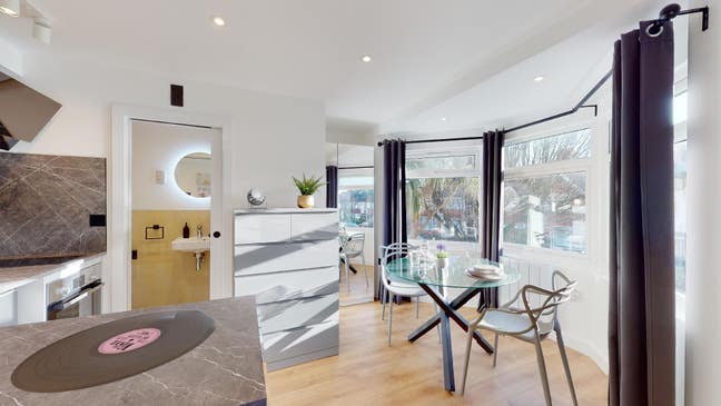 Modern Studio Flat with Private Kitchen & Bathroom Main Photo