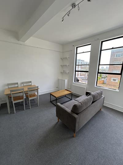 A 2 bedroom flat on Lavender Hill available now Main Photo