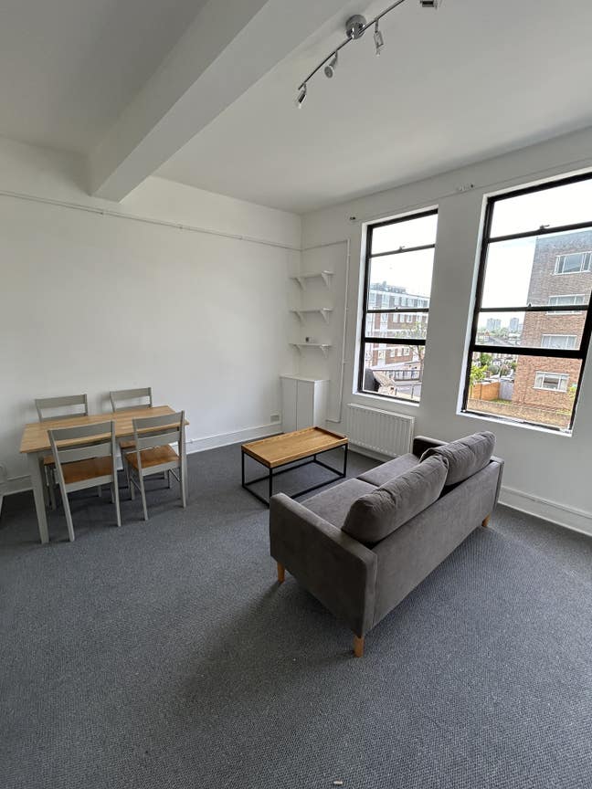 A 2 bedroom flat on Lavender Hill available now Main Photo