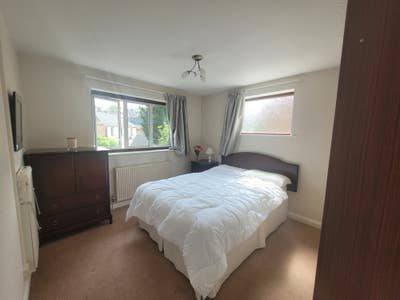 Large Double Bedroom near multiple facilities Main Photo