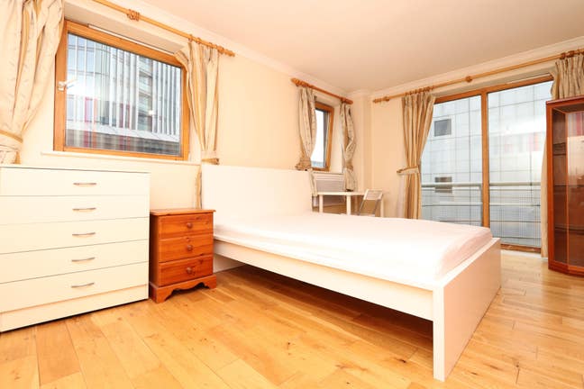 Large Double Room With Balcony in Canary Wharf Main Photo