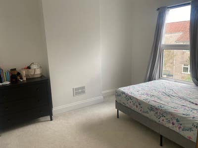 Spacious double bedroom in central Bristol Main Photo