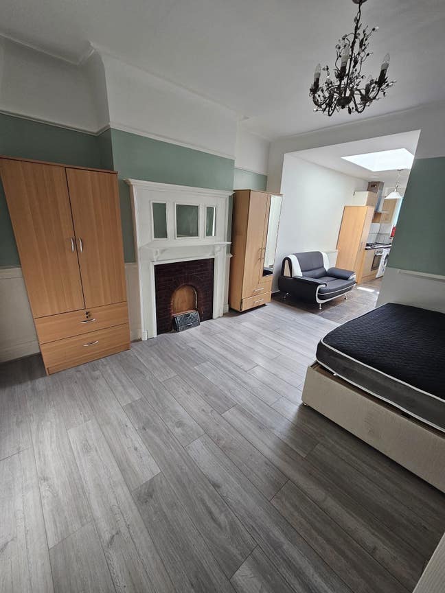 1 Bed Studio & Garden-All Bills inc- 3 Min to Tube Main Photo