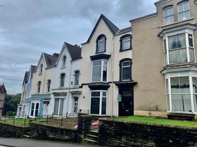 Double rooms in large 3 bed Uplands flat G/F Main Photo