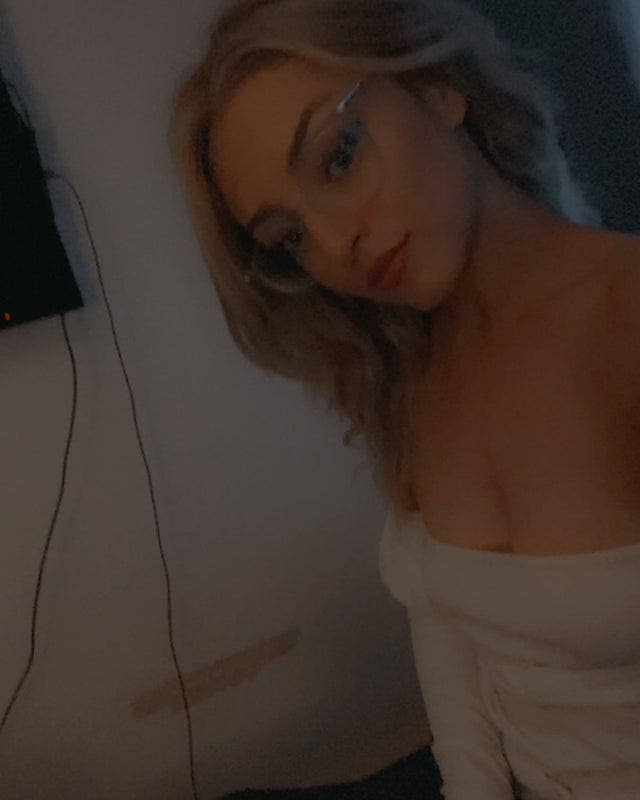 Professional female looking for a double room :)  Main Photo