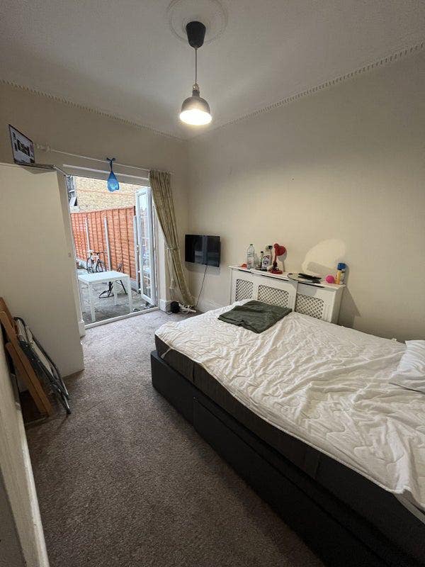 Lovely Double Bedroom - Access to Garden Main Photo