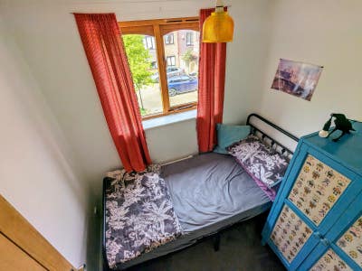 Small room in a nice family home Main Photo