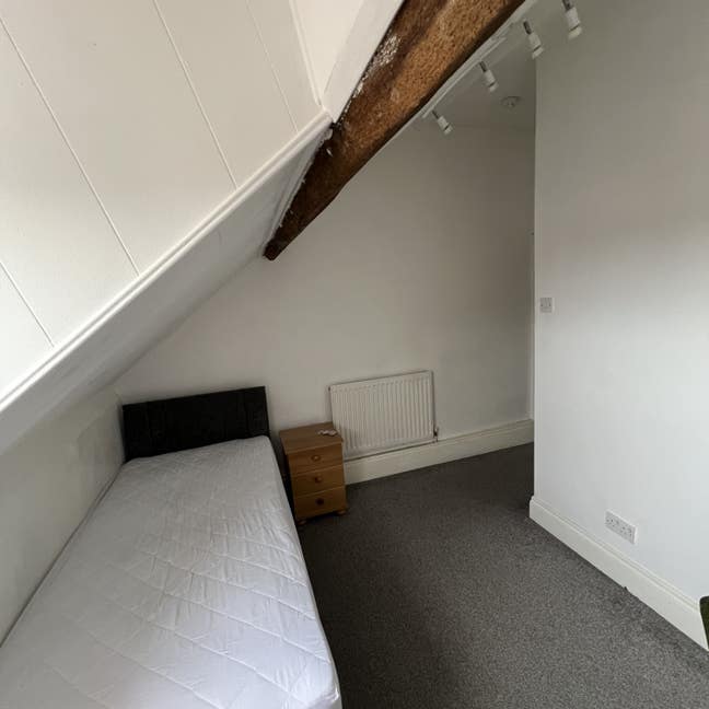 Single top floor room Main Photo
