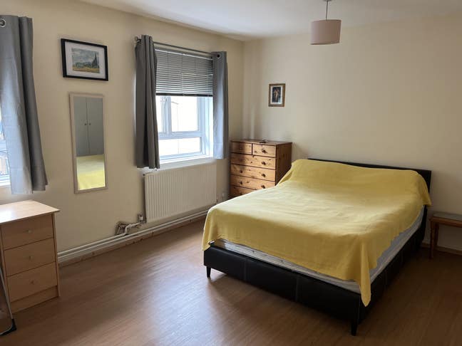 Double bright newly decorated large bedroom in c C Main Photo