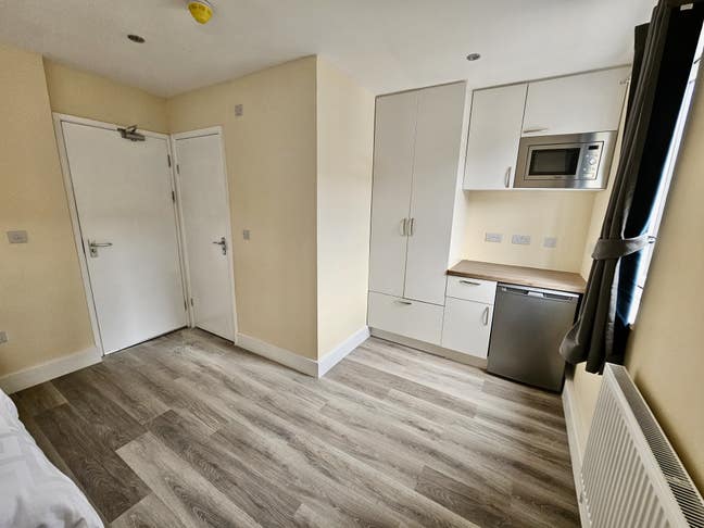 Stylish room for 1 person with en-suite bathroom  Main Photo