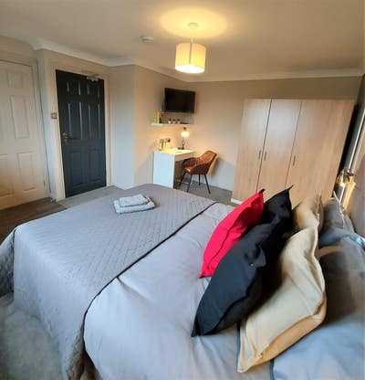 Large Ensuite Studio Room with Smart Tv Near Qeh Main Photo