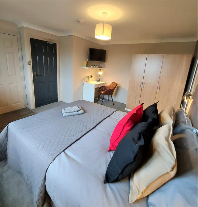 Ensuite Serviced Studio with Smart Tv Near Qeh Main Photo