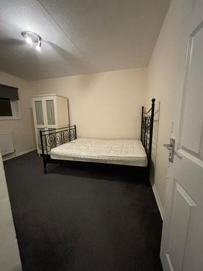 1 Large Double Room immed Available - Zone 2  Main Photo