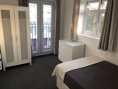 1 Double Room with Juliet Balcony for Rent in Bow  Main Photo