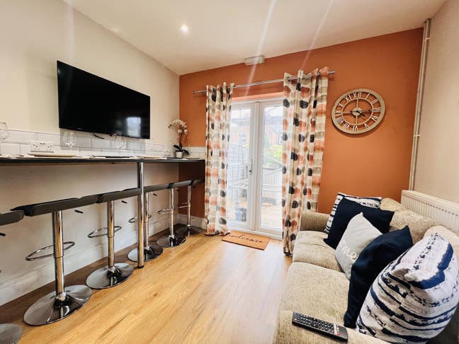 Beautiful Ensuite Room Near Marina & Town Main Photo