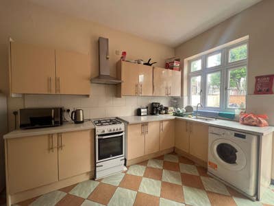 Double Rooms to Rent in E7 Main Photo