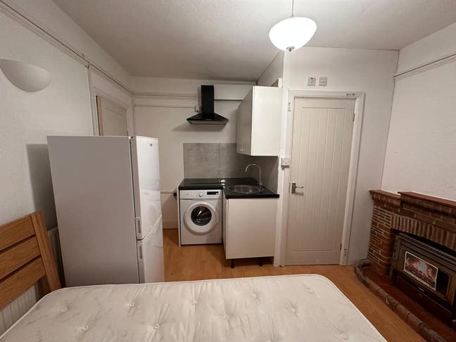 Newly build Studio 10min walk from slough Station Main Photo