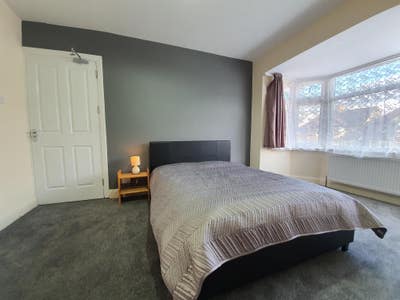 Mini-mansion In South Harrow Main Photo