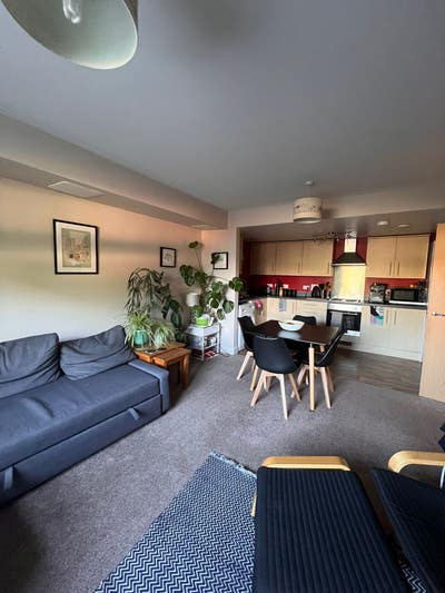 Double bedroom (shared bathroom) in 3 bed flat Main Photo