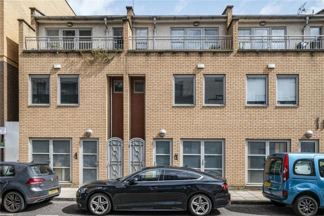 1 double bed in a 2 bedroom house with garden Main Photo