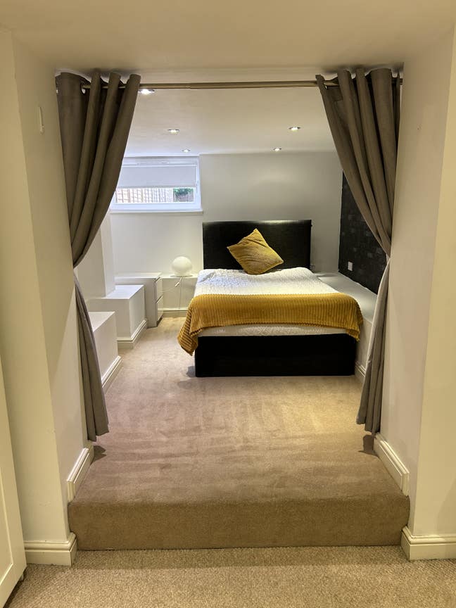  Deluxe Living  Female Only - Beautiful En Suite ! Main Photo