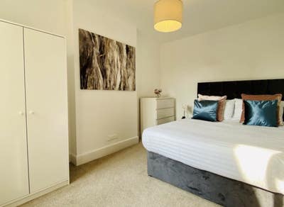 Fantastic Location right on the High Street  Main Photo