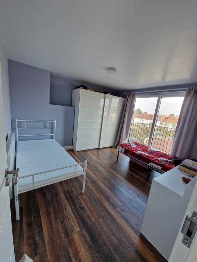 Looking for 1 or 2 females for a double room Main Photo