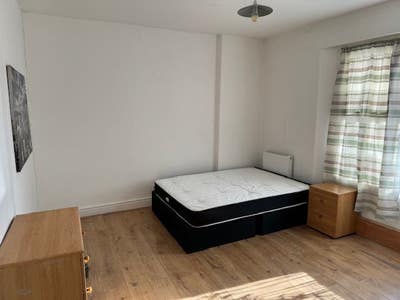 Large double room in KINGS CROSS Main Photo