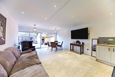 Large ensuite in a huge refurbished house Main Photo