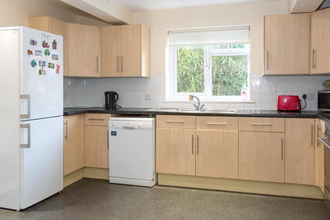 Large En-suite Double Room|Great Location GU15 Main Photo