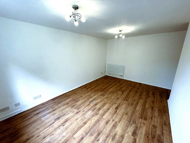 2 Bed Ground Floor Flat &pound;1700 Pcm Barking Main Photo